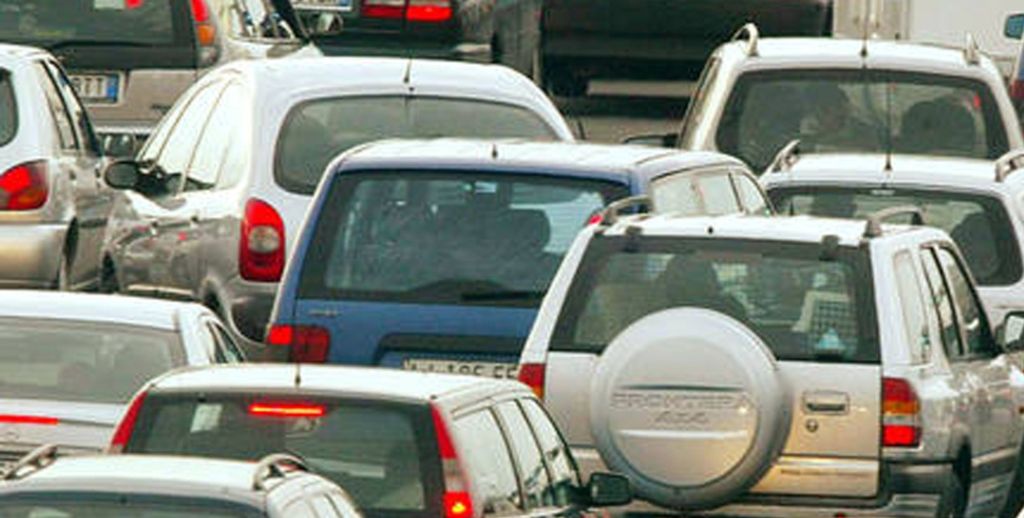 Scopri di più sull'articolo Auto vecchie e stipendi da fame: la realtà che schiaccia lavoratori e pensionati italiani