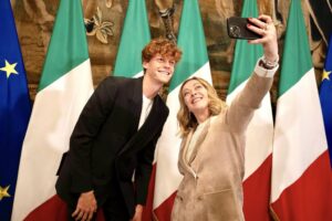 Scopri di più sull'articolo Meloni e il selfie con Sinner: l’Italia che non piace