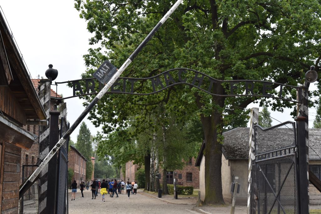 Auschwitz l'ingresso del più grande campo di concentramento nazista
