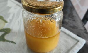 Scopri di più sull'articolo Il mito del miele nelle bevande calde: diventa davvero tossico?