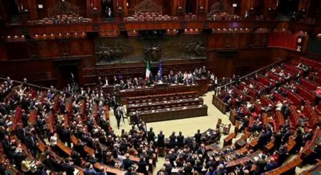 Scopri di più sull'articolo Pensioni da fame contro Onorevoli stipendi e Sua Eccellenza il Vitalizio