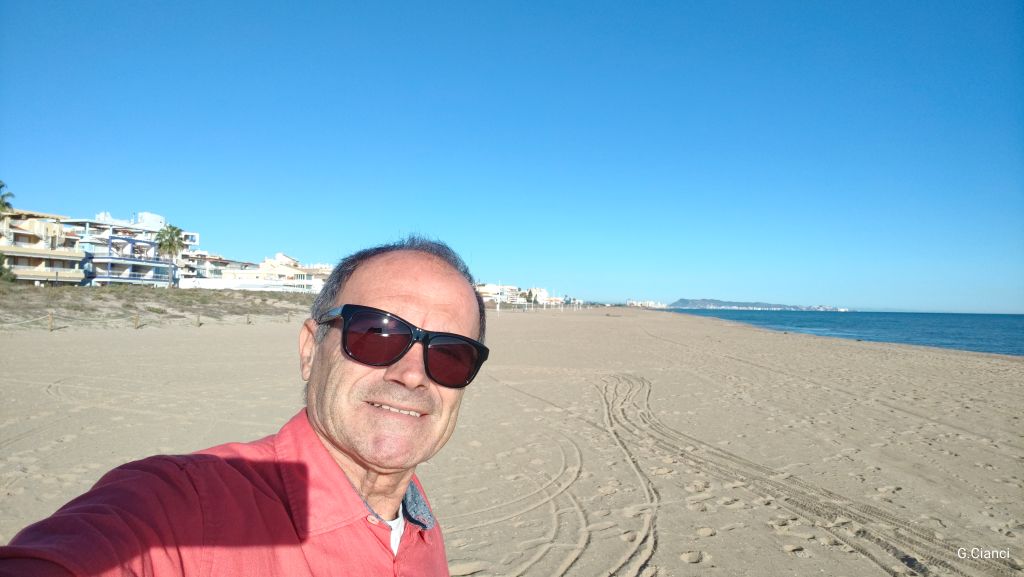 Giuseppe Cianci in spiaggia a  Blanes in Spagna