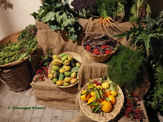 Una composizione di frutta e verdura