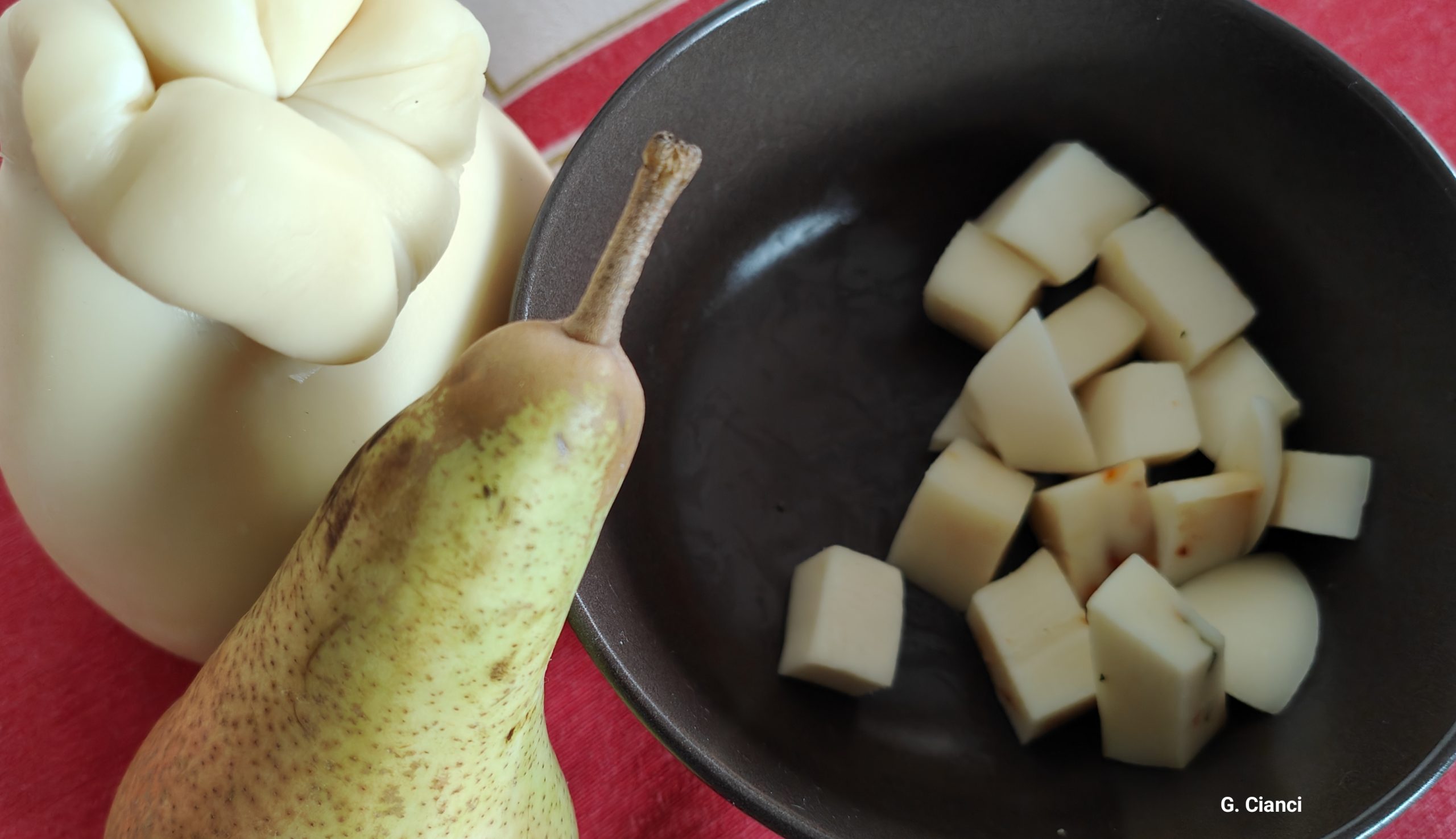 Scopri di più sull'articolo “Al contadino non far sapere quanto è buono il formaggio con le pere”