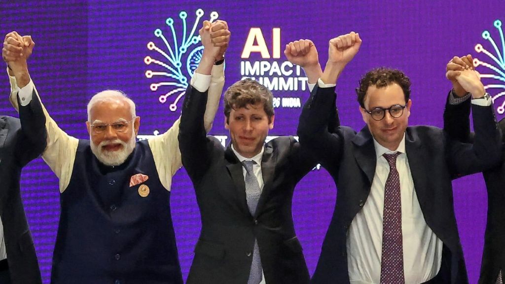 Scopri di più sull'articolo Gelo a New Delhi: Sam Altman e Dario Amodei non si stringono la mano al vertice sull’IA