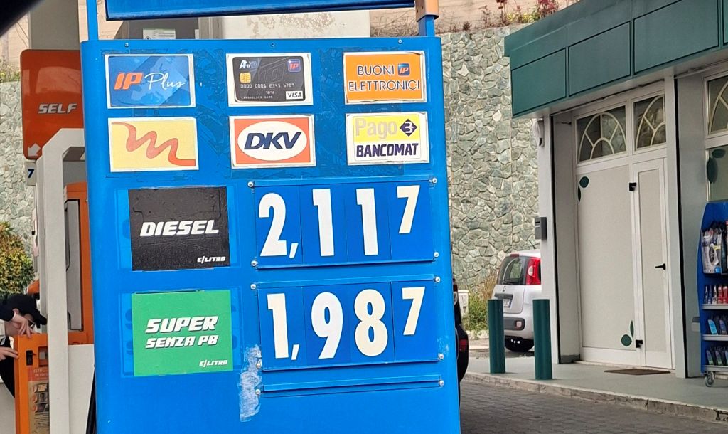 Passando davanti a un qualsiasi distributore italiano, il cartellone prezzi racconta una storia amara: prezzi carburanti che volano